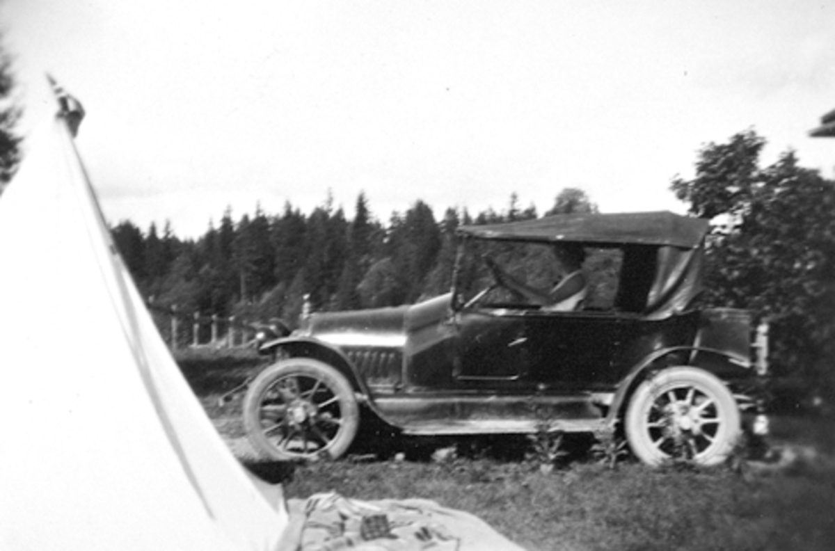 Anno Domkirkeodden, OSCAR A. BERG PÅ TELTTUR. BIL OPEL D-62 OG TELT.
