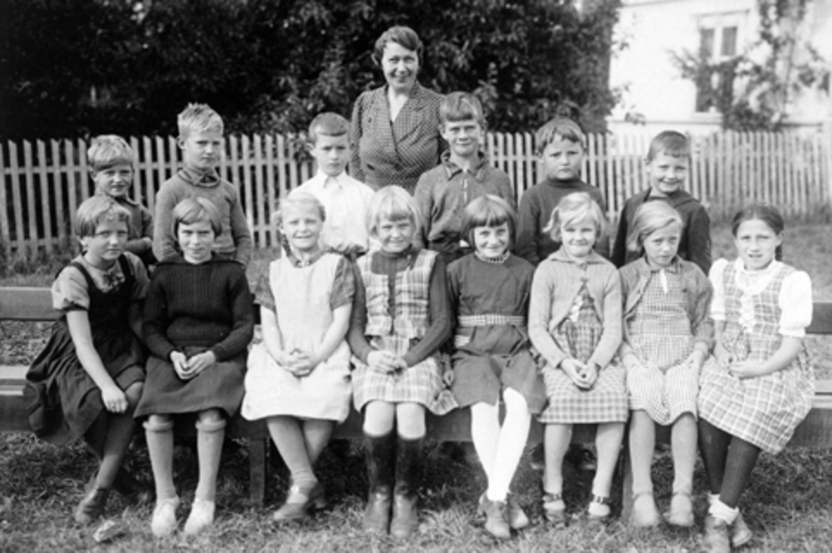 Anno Domkirkeodden, STANGE FOLKESKOLE, BARNESKOLE. 3. KLASSE 1938. 1. REKKE F. V. GYDA SJØBERG, GUNVOR KRISTIANSEN, INGRID ADOLFSEN, GERD OLSEN, SOLVEIG THORESEN, INGER LARSEN, BERGLJOT HAGEN, MARY LANGBERG. 2. REKKE F. V. KJELL JANSEN, HENRY BREDVOLD, OLE CHR. RØHNE, PER BERG, OLA FINSTAD OG HALVARD LUNDE. LÆRER LOUI…