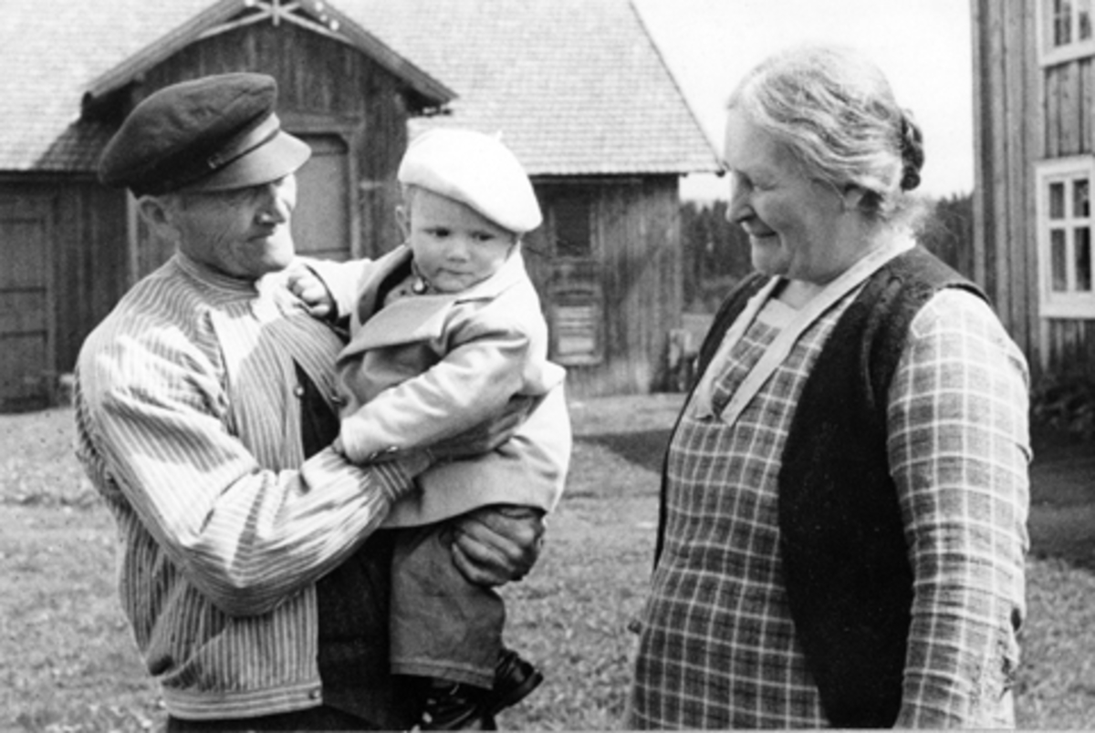 Anno Domkirkeodden, OLE RØHNE MED ODD KJELL SKJEGSTAD PÅ ARMEN, OG ANNA RØHNE, FØDT SOLHEIM ( FRA BERG I HELGELAND, UTHUS GARD ROMEDAL. Fotograf: Adolf Skjegstad. De ble drept 26. februar 1937, av Ole Pettersen Nyland.