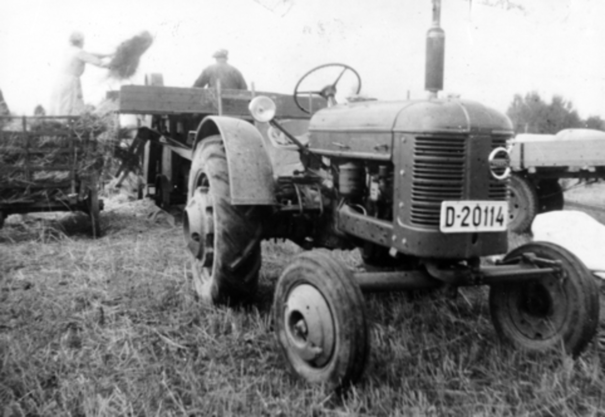 Anno Domkirkeodden, VOLVO TRAKTOR D-20114, SKURONN, TRESKING MED TRAKTOREN SOM DRIVVERK, SKÅRÅS STORE I 1950