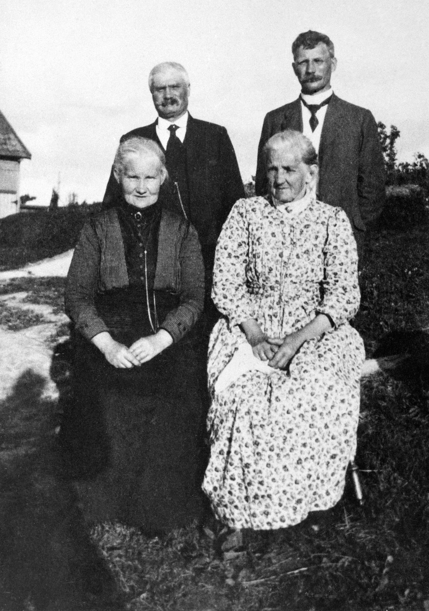 Anno Domkirkeodden, GRUPPE 4, FORAN F. V. LISBETH LARSDATTER OG HELENE LARSDATTER, BAK F. V. KRISTIAN LARSEN OG EVEN LARSEN. BARN AV LARS JENSEN BJØRNSTAD, CA. 1930