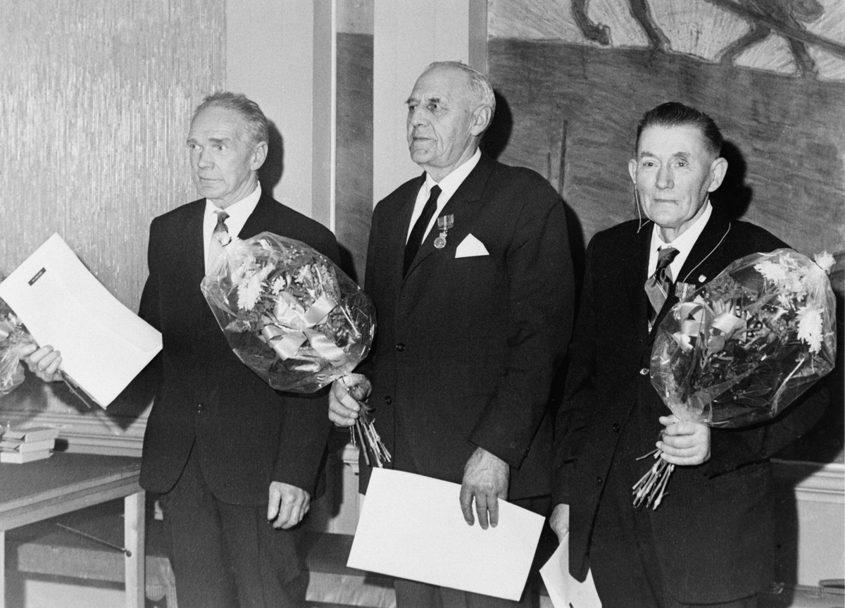 Anno Domkirkeodden, F. V. KR. MICHELSEN, ARNE HUSE OG ARTHUR HOEL, UTDELING AV KONGENS FORTJENESTEMEDALJE VED EN FESTLIGHET PÅ TINGVOOLD 14. 12. 1969, FOR LANG OG TRO TJENESTE I STANGE ELEKTRISITETSVERK