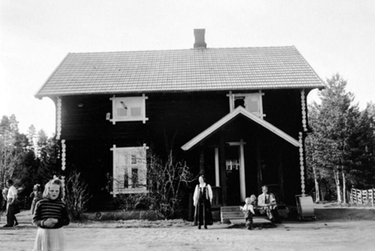 Anno Domkirkeodden, HVITSANDEN SKOLE 17. MAI 1951, FORAN BYGNINGEN, ALIDA FINNANGER, TORE ØSTERHAGEN M ED BARNA TORHILD, ÅRRID. OG EVA