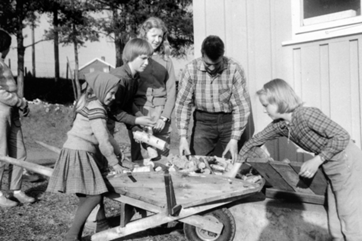 Anno Domkirkeodden, SOLSTAD, ILSENG CA 1958-1960, SØSKNENE ØSTERHAGEN OG TO VENNINER OG ODD JENSEN, KASTER INN VINTERVEDEN I KJELLEREN FRP TRILLEBÅR