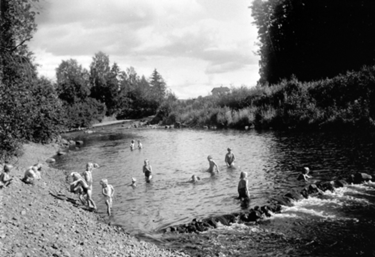 Anno Domkirkeodden, BADELIV I SVARTELVA VED SKOGSTADLANDET PÅ ILSENG, CA. 1955