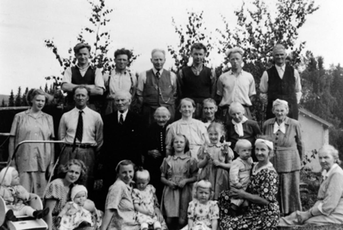 Anno Domkirkeodden, TORE ØSTERHAGENS FAMILIE, FAMILIEGRUPPE, BARN OG VOKSNE.