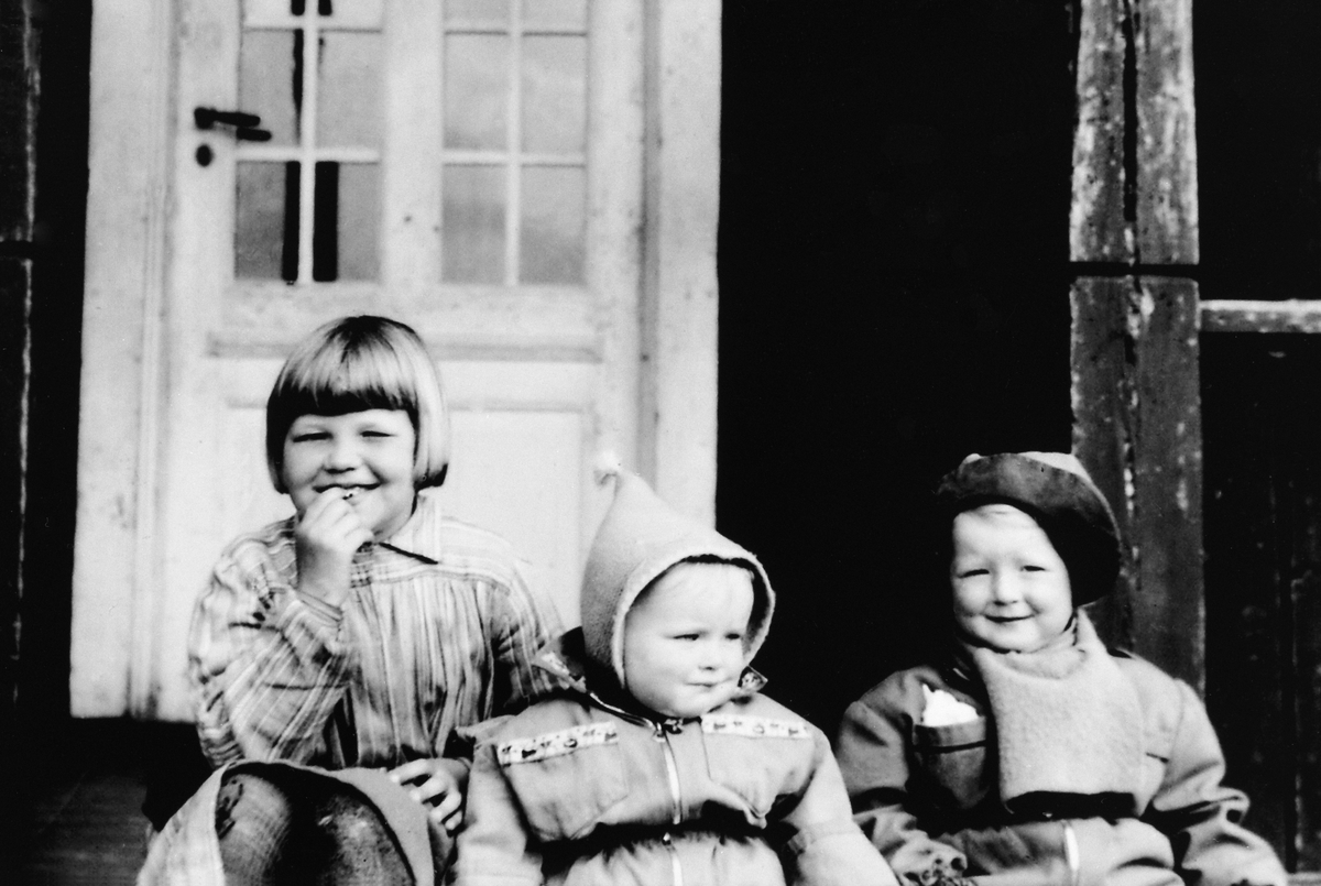 Anno Domkirkeodden, GRUPPE 3 BARN F. V. ODDBJØRG RASEN G. KILDALEN, ÅRRID OG TORHILD ØSTERHAGEN PÅ HVITSAND SKOLE, CA. 1951