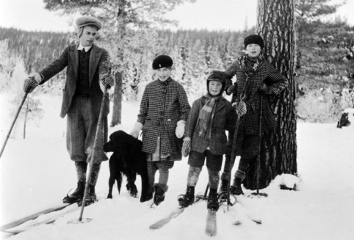 Anno Domkirkeodden, BARNA PÅ HOV PÅ SKITUR, SKI, STAVER, VINTERKLÆR. F. V. HARALD F. 1912, MARIT F. 1919, JOHN F. 1923, VESLA ( KAREN LOUISE) F. 1915 ALLE MED ETTERNAVN HOUGSRUD. 1928-1930