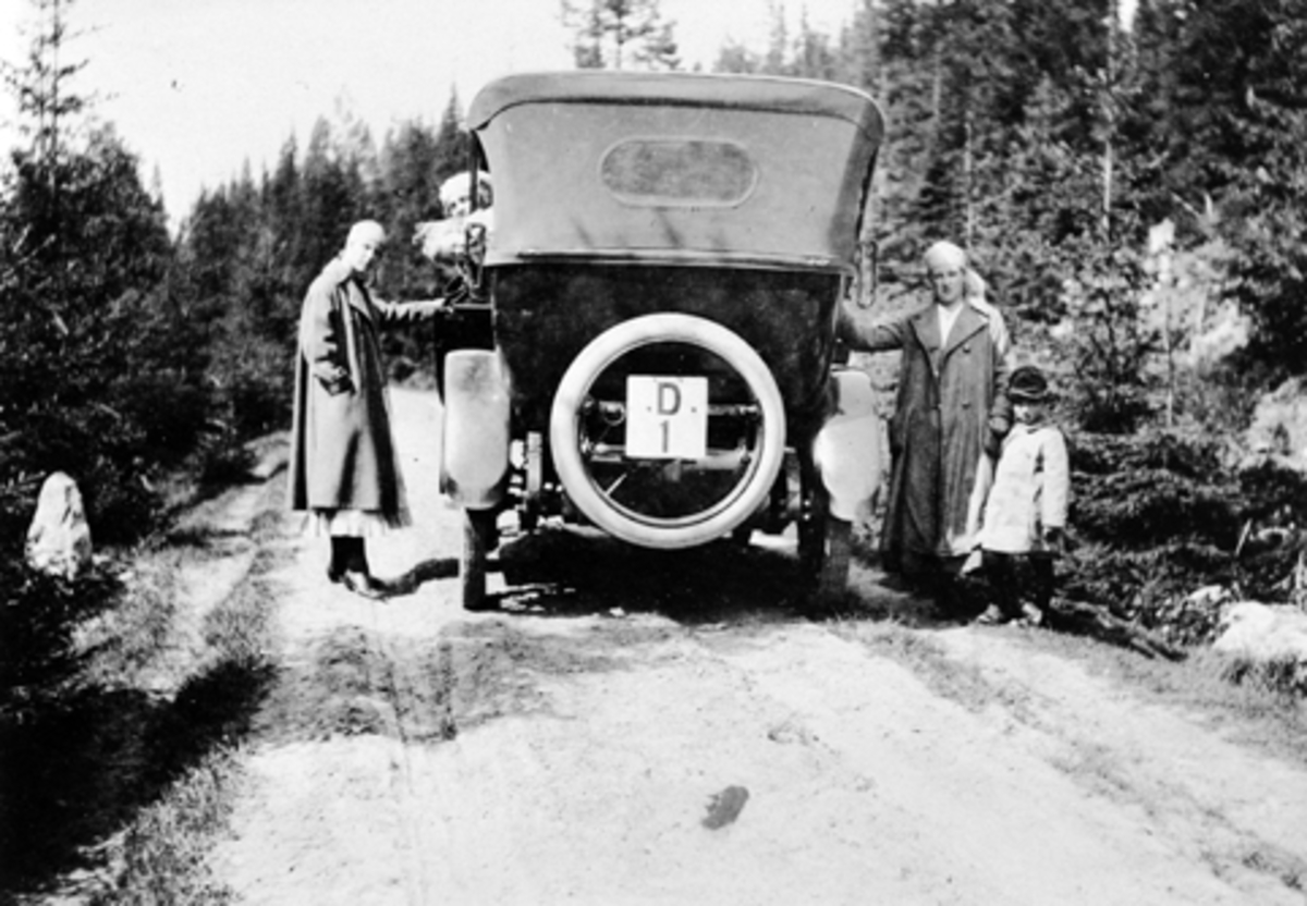 Anno Domkirkeodden, D-1, PERSONBIL, BILEN TIL HOUGSRUD PÅ HOV GARD, TANGEN, RUSSISKE SYKEPLEIERE SOM VAR PÅ BANEMINDE UNDER 1. VERDENSKRIG.