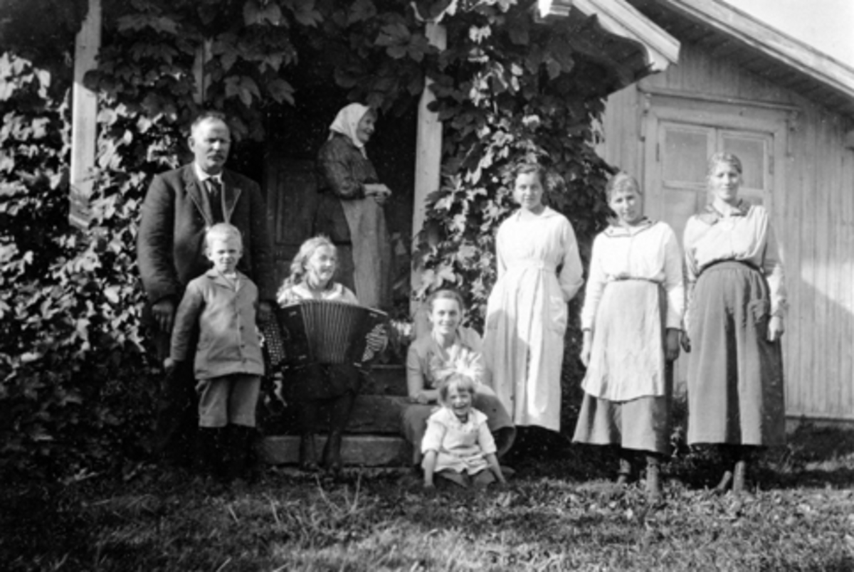 Anno Domkirkeodden, OLE MOSTUE PÅ VIK HELT T. V. SAMMEN MED FAMILIE? UKJENTE, JENTE MED TREKKSPILL.