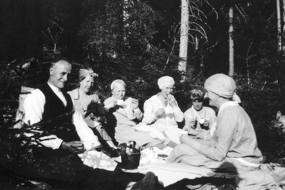 Anno Domkirkeodden, HELGA JOHANSEN F. HAUGAN 28-9-1885- D. 3-1-1980 OG PEDER JOHANSEN F. 24-11-1875, D. 25-11-1949, PÅ SKOGSTUR. SE ÅRBOKA FRA STANGE 2007