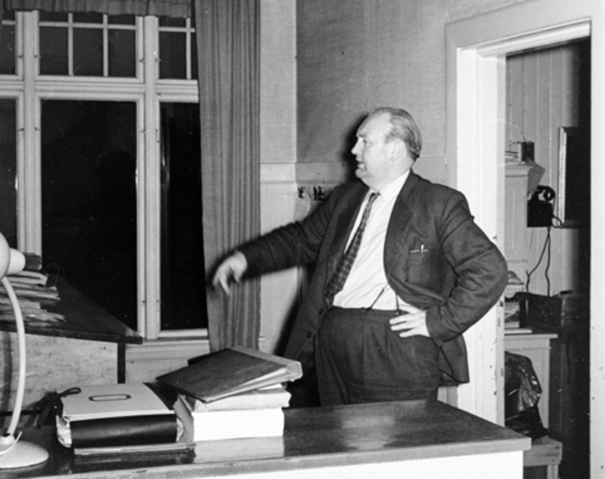 Anno Domkirkeodden, STANGE SPAREBANK, BANKSJEF HANS FARMO UST, 11. 12. 1957.