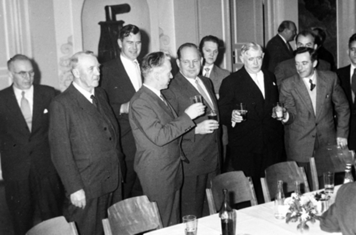 Anno Domkirkeodden, STANGE SPAREBANK, FRA ÅPNINGSFESTEN 12. 12. 1957. , F. V. JENS NORDSTAD, TORE KAATORP, KARSTEN WESTAD, M. LINDSTAD, BJØRN MÆHLUM, SIMEN ILSENG, JENS NYBRUKET, EDVIN HELSETH, I BAKGRUNNENE HANS UST, GUNNAR BAHUS,