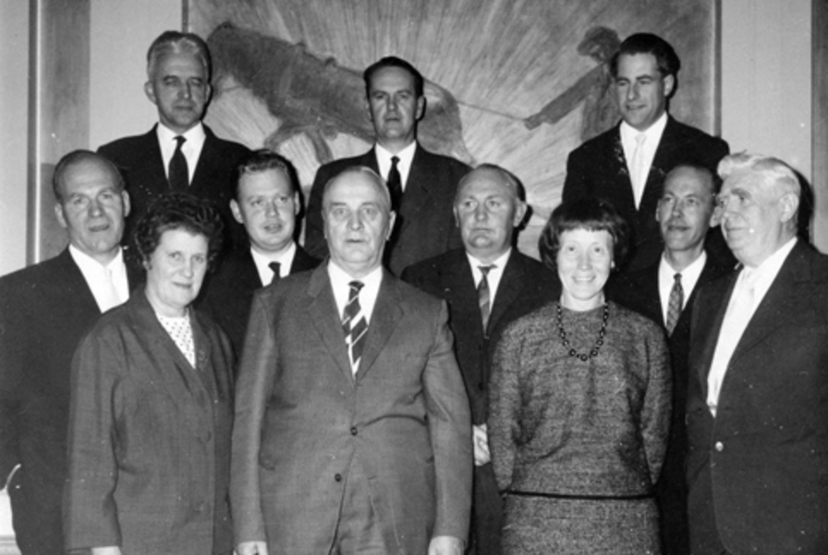 Anno Domkirkeodden, STANGE SPAREBANK, STYRET OG ANSATTE. 1 REKKE F. V. INGER UST, LUDVIK ENGER, KARI POULSEN, SIMEN ILSENG. 2. REKKE BERNHARD JOHNSTAD, HALLVARD JOHANSEN, HANS FORMO UST, KNUT GJESTVANG. 3 REKKE. KARSEN WESTAD, BOTOLF E. LUND, JOHN HOUGSRUD