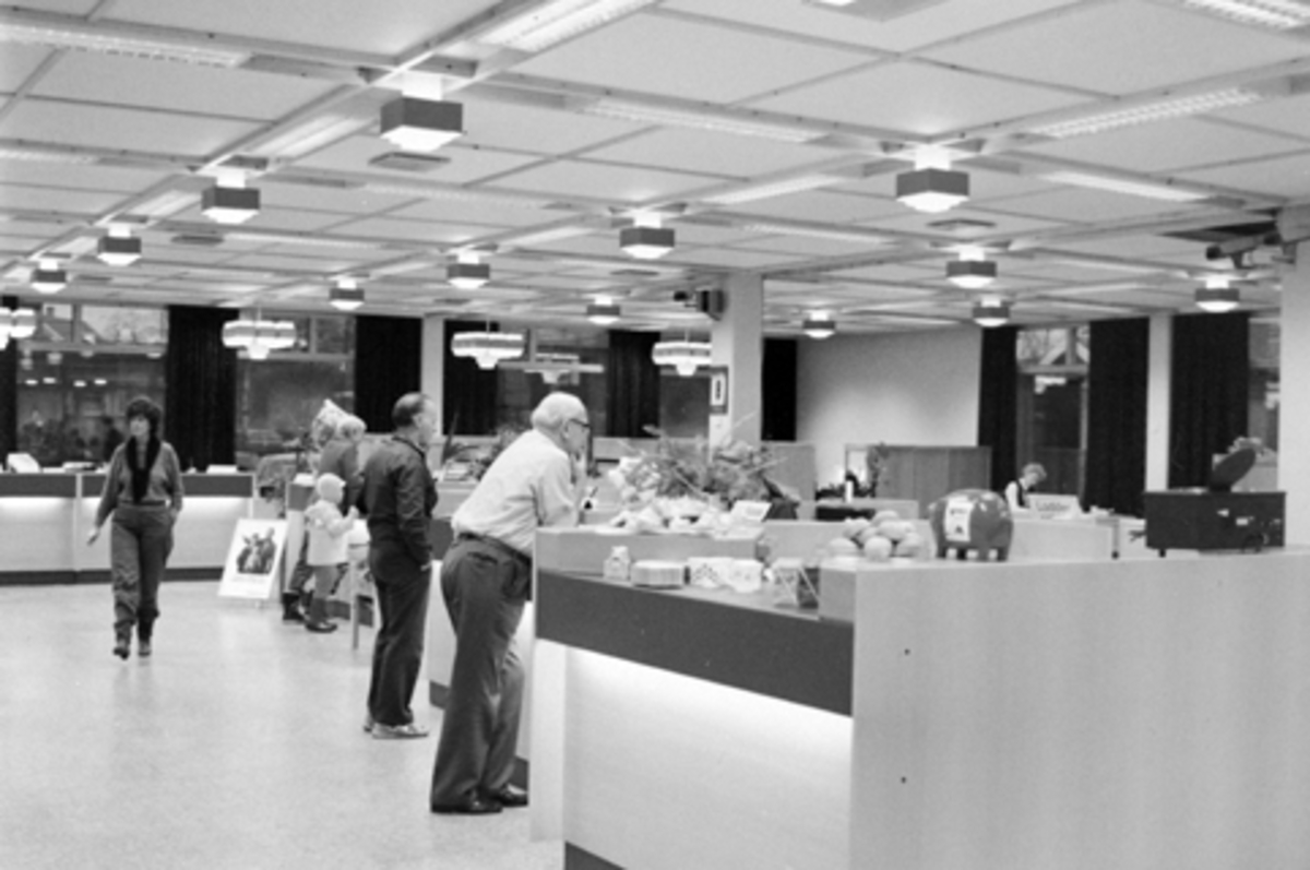 Anno Domkirkeodden, SPAREBANKEN HEDMARK, STANGE, ÅPNINGSDAGEN NYTT BYGGETRINN 1984. BANKINTERIØR, KUNDER