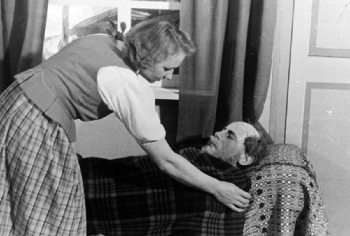 Anno Domkirkeodden, SANDERUD SYKEHUS, SKUESPILL, TEATER, "TOBAKK UTEN KJÆRLIGHET", F. v: Åse Stenhaug, Johan Linløkken