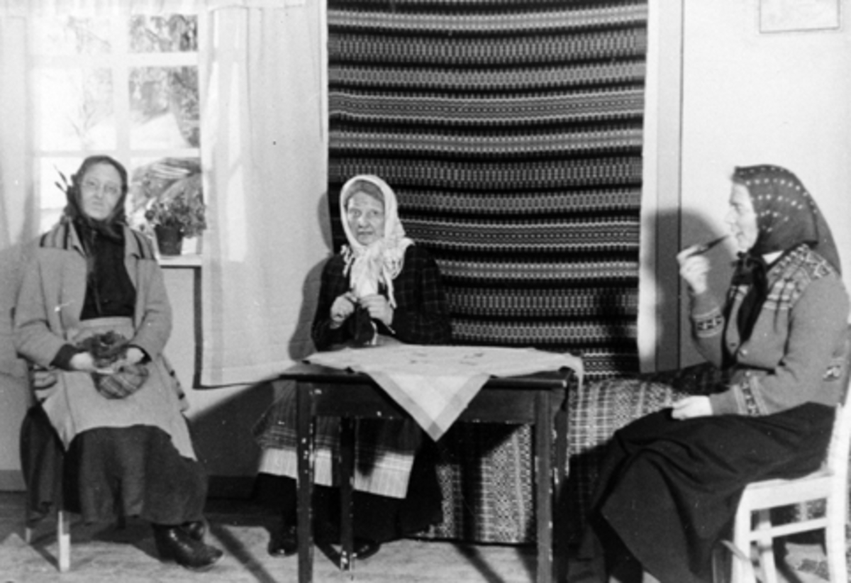 Anno Domkirkeodden, SANDERUD SYKEHUS, SKUESPILL, TEATER, "TOBAKK UTEN KJÆRLIGHET", TRE UKJENTE SKUESPILLERE, Fv: Olaug Storbekk f. Nysted, Bergljot Grue, Anna Ekre (gift Ofigsbø). Hun var avdelingssykepleier i mange år på Sanderud.