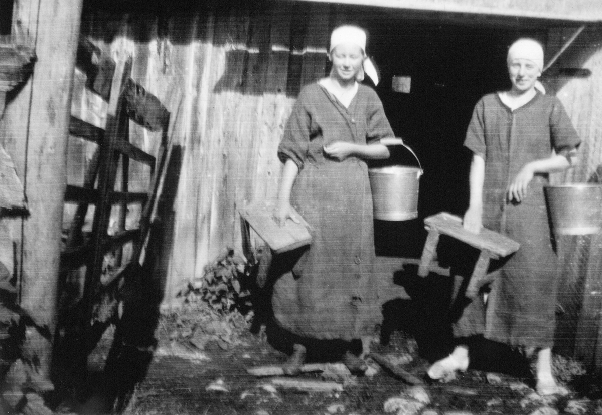 Anno Domkirkeodden, KNUKSETRA, ESPA, STANGE, BUDEIER, MELKESPANN, KRAKKER. F. V MARIT SLÅTSVEEN OG SIGRUNN ENGEN, CA. 1935