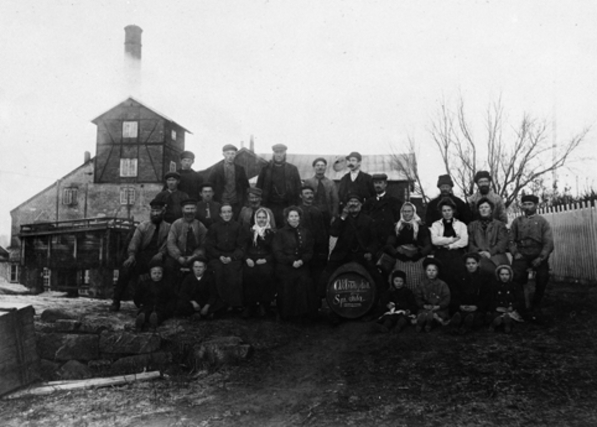 Anno Domkirkeodden, ATLUNGSTAD BRENNERI, GRUPPE ANSATTE. 2. REKKE F. V. NR. 8 BERTHE LUND, 9 OLINE EIFRING? BAKERSTE REKKE NR. 2 EMIL EIFRING?, NR. 5 DESTILATØR KARL K. LUND, 1926? 2. rekke: nr. 2 fra høyre er Oline Eifring og nr. 3 er Berthe Lund gift med Karl K. Lund.