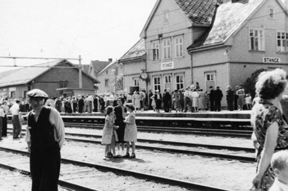 Anno Domkirkeodden, STANGE JERNBANESTASJON, ÅPNINGSDAGEN ELEKTRISK JERNBANE. 11. JUNI 1953.