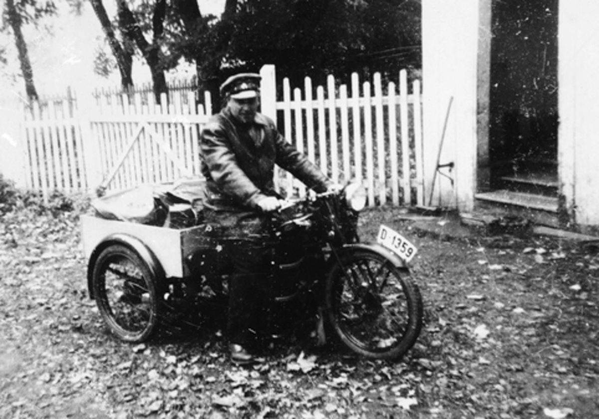 Anno Domkirkeodden, POSTBUD REIDAR AASEN, TRE-HJULS MOTORSYKKEL D-1359. BILDET ER TATT PÅ TUNET TIL LILLE-REE I STANGE I 1954.