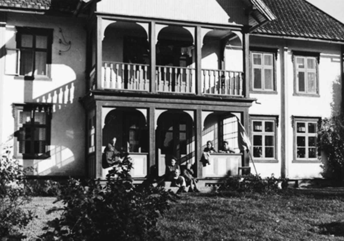Anno Domkirkeodden, RAA NORDRE, HOVEDBYGNINGEN, RAPPET BYGNING, FAMILIEN NØKLEBY, VERANDA, CA. 1935.