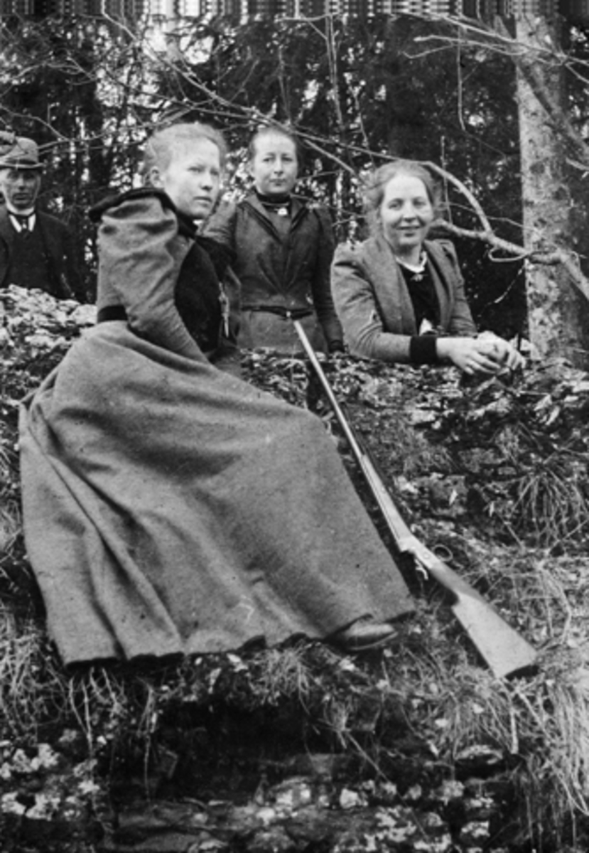 Anno Domkirkeodden, F. V. OLE RINGNES, SKJOLDA GODAGER, ELLEN LALUM, AASTA LALUM. GEVÆR. "PÅSKEN ØSTRE DÆHLIN"