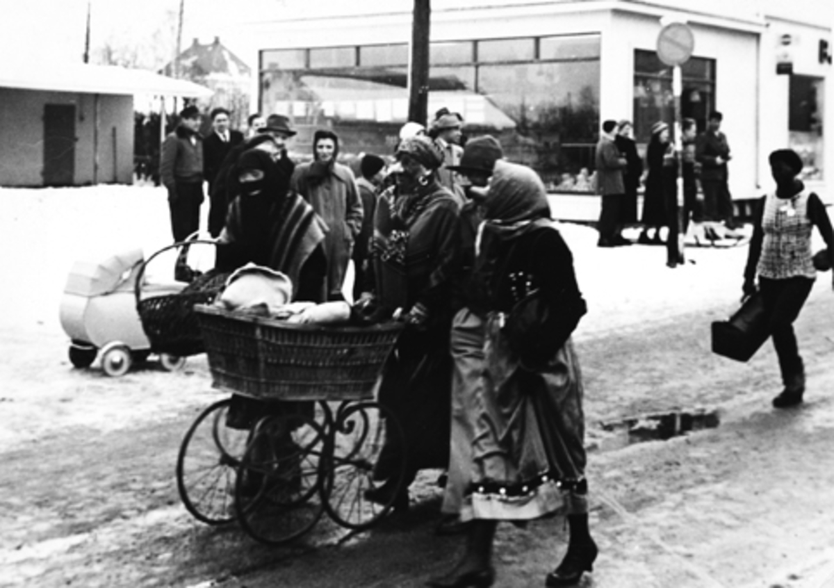 Anno Domkirkeodden, KARNEVAL PÅ STANGE, OPPTOG NED STORGATA PÅ 1950-TALLET. DE UTKLEDDE ER FRU BØ, INGRID HAUGEN, JOHN FARSTAD OG JENNY LUND.