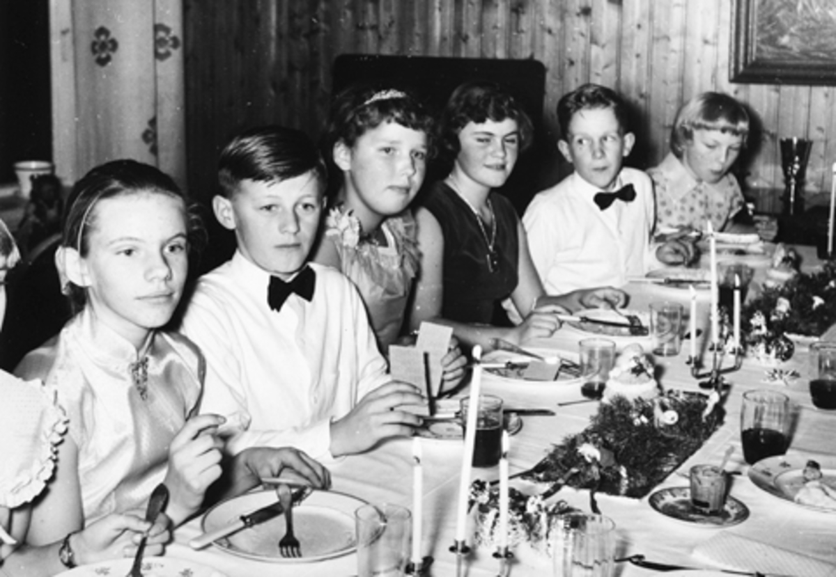 Anno Domkirkeodden, BALL PÅ SPANGBERG, STANGE. CA. 1958. F. V. MARIE OLSEN, KRISTEN WESTJORDET, ELISABETH HUSE OLSEN, RØNNAUG UST, JOHN THORSHAUG OG KARI JAR HANSEN.