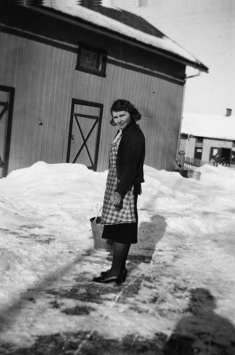 Anno Domkirkeodden, SIGNE JOHNSEN MED SINKBØTTE. KVISGAARD I STANGE, 1930-TALLET
