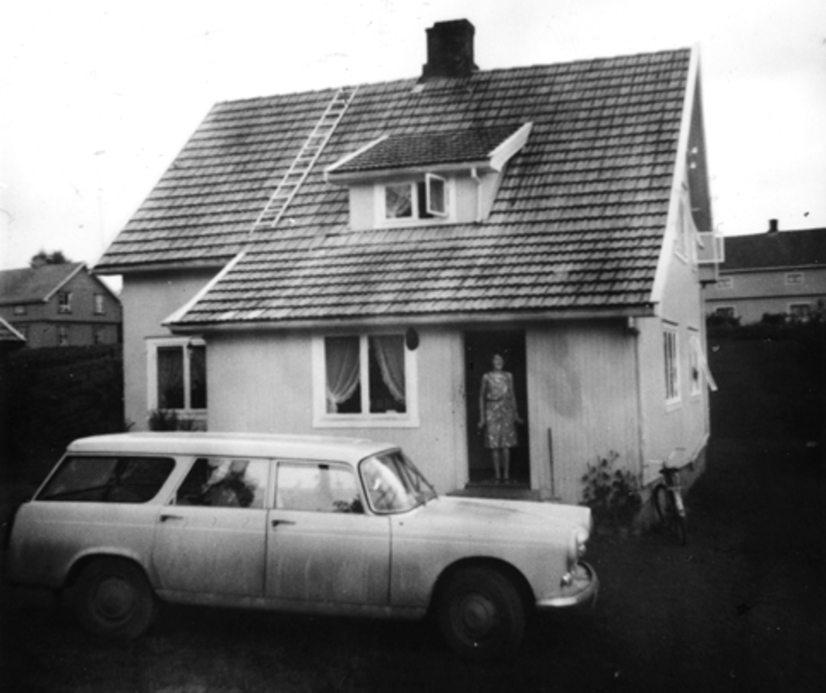 Anno Domkirkeodden, BJØRSTAD, STANGE, CA. 1965. BOLIGHUS. ENEBOLIG. GUNVOR BJØRSETER I DØRA. STASJONVOGN UKJENT MERKE.