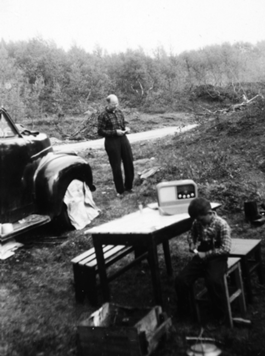 Anno Domkirkeodden, PÅ TUR MED KOMMUNEBILEN, CA. 1958. MAGNE BJØRSETH, KJELL BJØRSET SITTER OG SPIKKER. CAMPINGUTSTYR, REISERADIO.