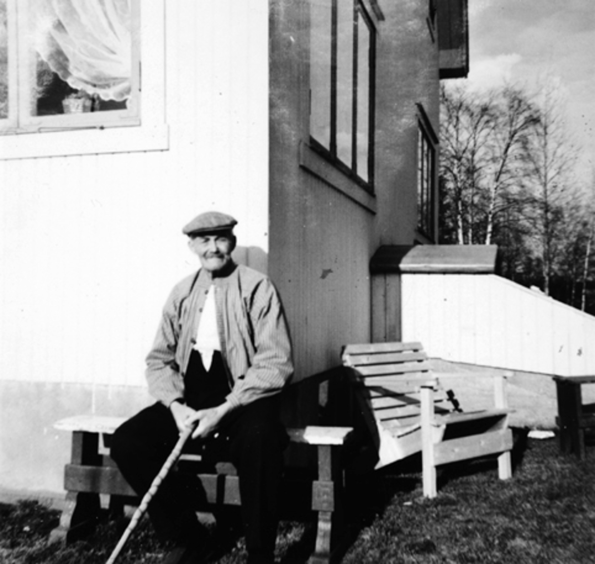 Anno Domkirkeodden, RASMUS RASMUSSEN SITTER PÅ BENK I SOLVEGGEN I BJØRSTAD.