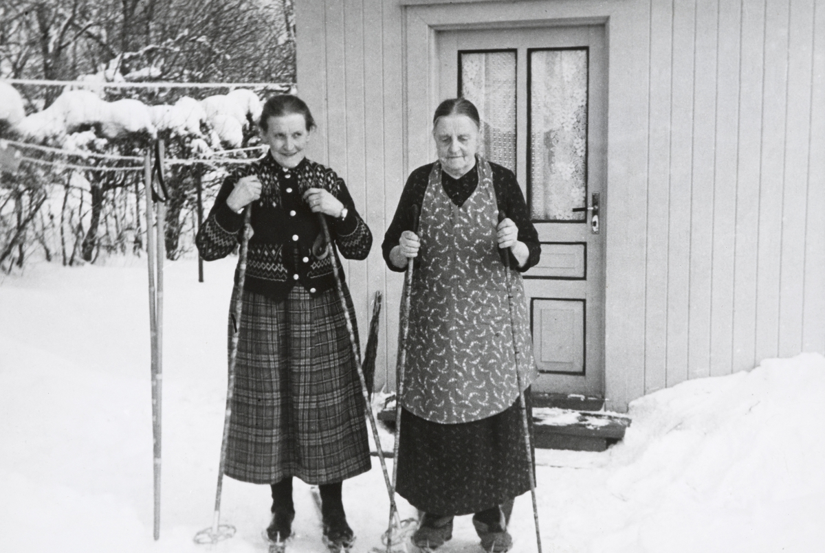Anno Domkirkeodden, SØSTRENE MATHILDE SVENDSDATTER GIFT JOHANSEN OG HELENE SVENDSDATTER GIFT PAULSEN I SOLSTAD KLAR FOR SKITUR, SOLSTAD I ROMEDAL, STANGE.