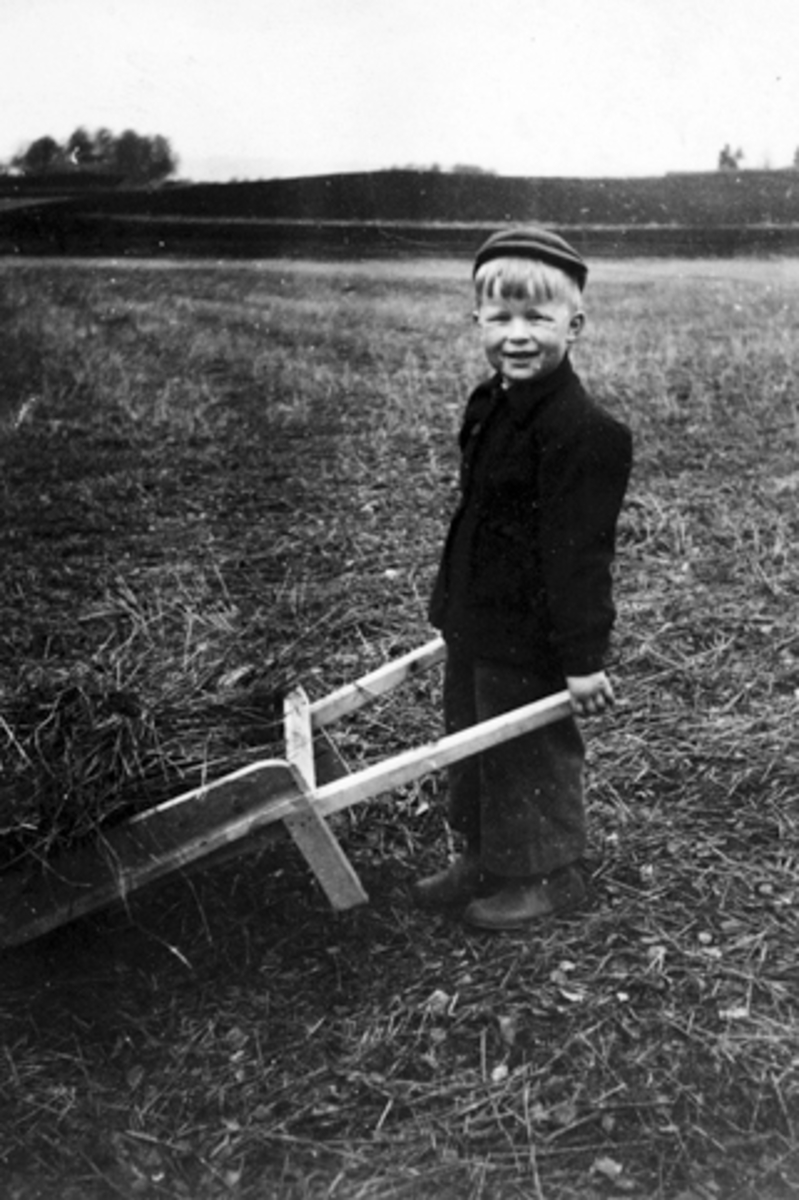Anno Domkirkeodden, HELGE BRYHNI MED TRILLEÅR MED HALM. BARNELEKE, CA. 1952, PÅ GARDEN FJÆSTAD LILLE I STANGE