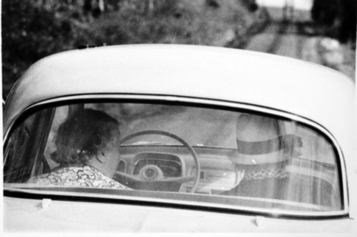Anno Domkirkeodden, MARIE BAHUS OG AGNES HAGEN PÅ TUR MED GUNNAR BAHRS. 1970-TALLET.
