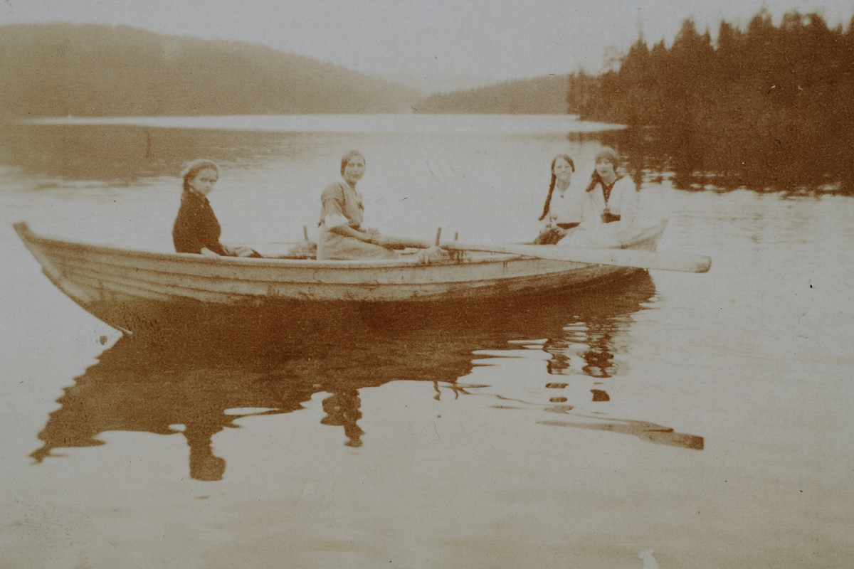 Anno Domkirkeodden, FRA LYSSJØEN, THORA ULVIN, GUNVOR BERG, MARIE ULVIN OG GUNNVOR AASGAARD I ROBÅT. CA. 1915.