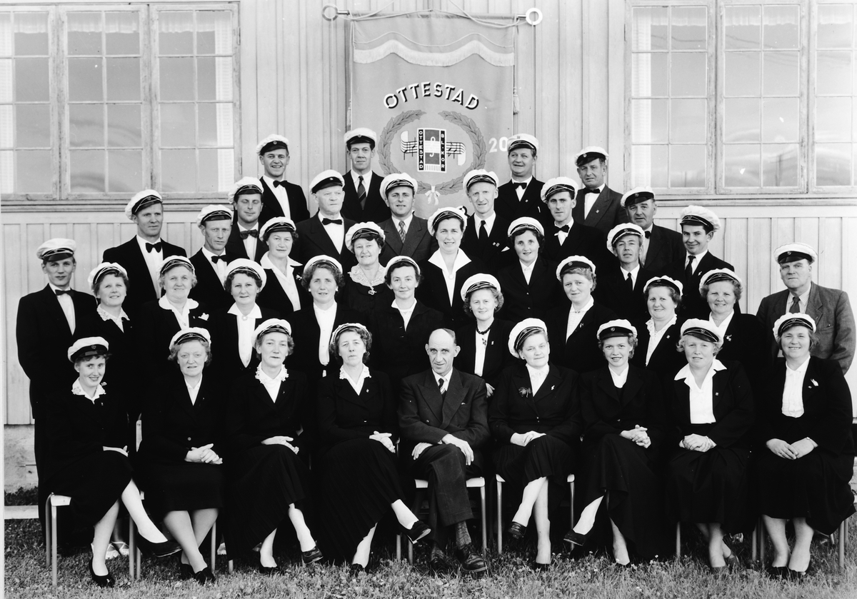 Normann Fotoatelier, Ottestad bl. kor. Sangkor. Ca. 1950.