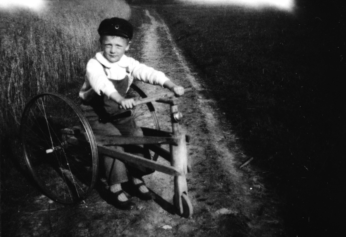 Ukjent, John Nybak 1923-1928. Harby i Vallset ca. 1927. "Rullestol".