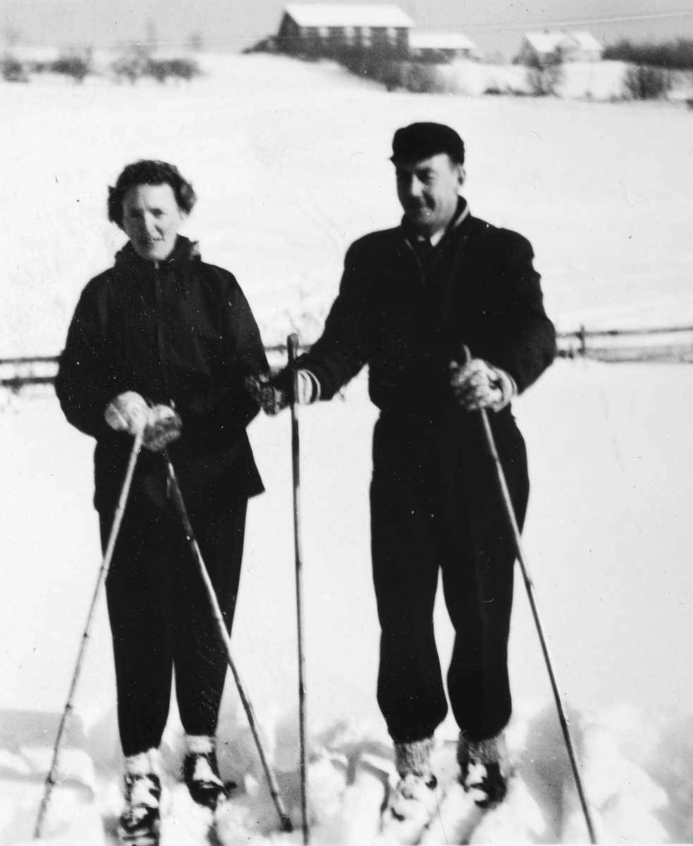 Ukjent, Gerd Foss og Arve Sæterskvern på skitur. Vallset.