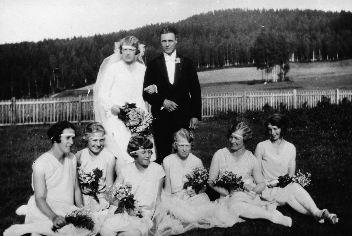 Ukjent, Foss i Vallset. Bryllup. Tora f. Foss og Olaf Bratlien med brudepiker. Ukjente. Nr. 4 f. v. er Borghild Foss, brudens søster. Ca. 1940.