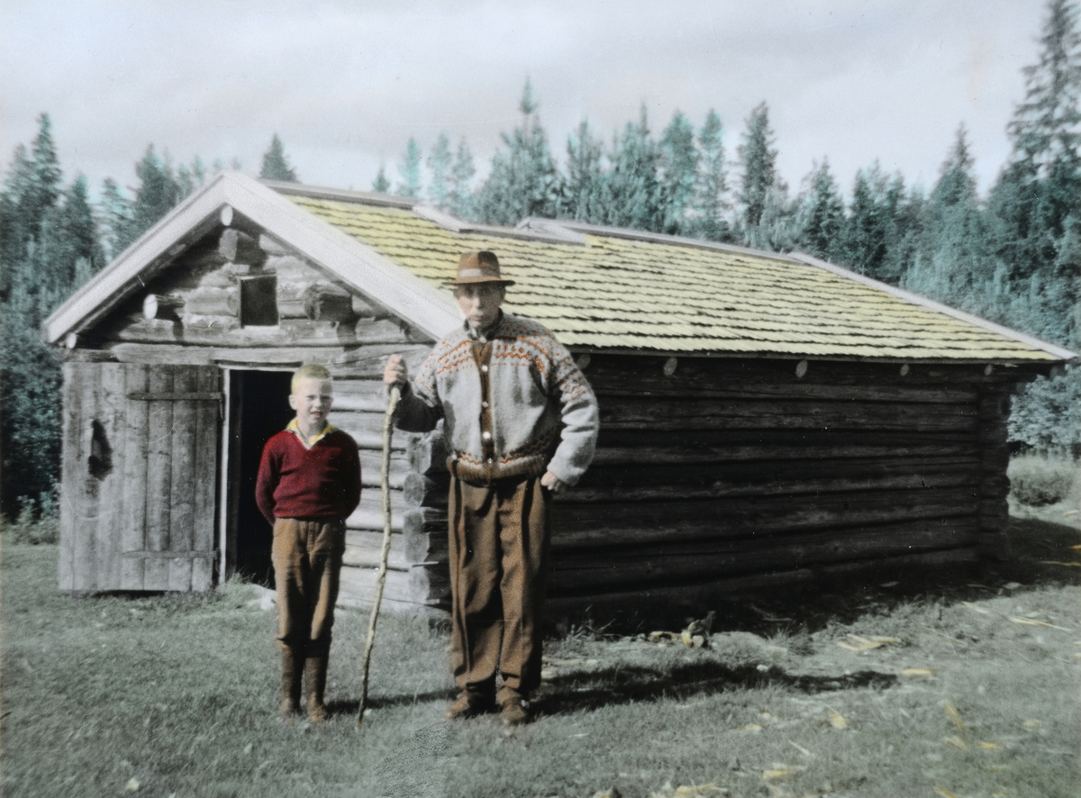 Ukjent, Martin Skuggerud og Sigurd Skuggerud ved Holmtjernsbekkoia i Romedal Almening., ca. 1963