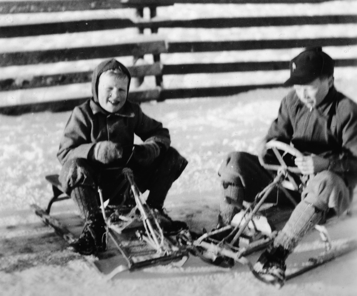 Ukjent, Einar og Johnny Foss på rattkjelker. Barn i lek. Vinter.