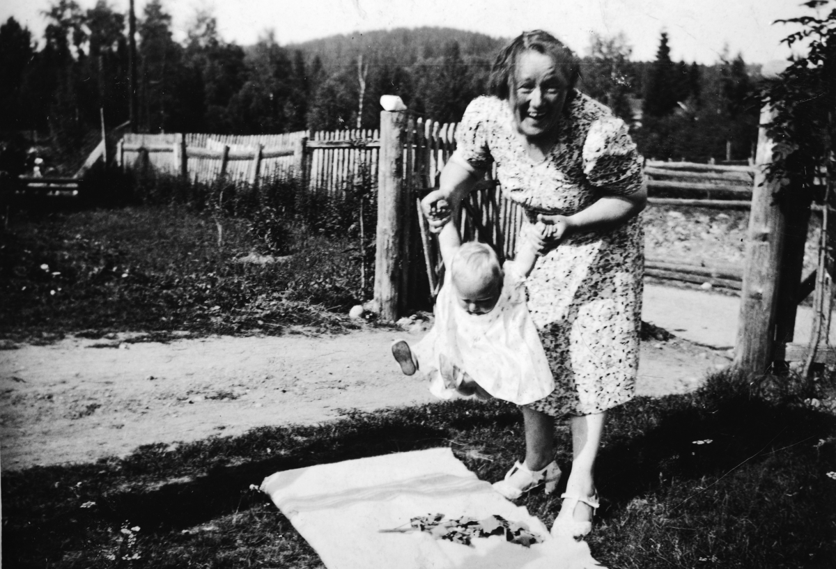 Ukjent, Foss i Vallset. Oddrun Foss sammen med tante Martha