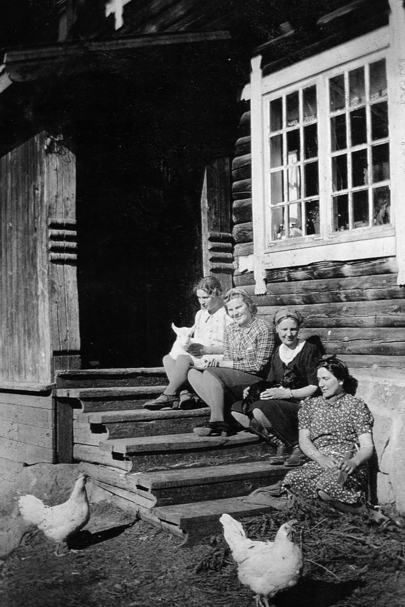 Ukjent, Åsen vestre, Åsvang. F. v Klara Aasen (g. Gustavsen), Reidun Aasen, ( g. Nymoen) Gudrun Aasen, (g. Furuseth) og Kari Aasen (g. Blystad). Bildet er tatt ca. 1935.
