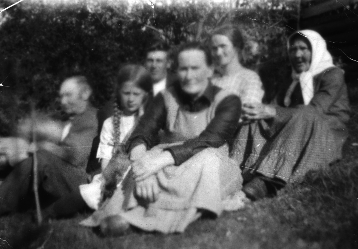 Ukjent, T. h. Johanne Lier, nr. 2 f. h. Johanne Frydenlund f. Nordstad. Mannen bak er Leiv Frydenlund. De to andre voksne er barn og svigerbarn av Johanne Lier.