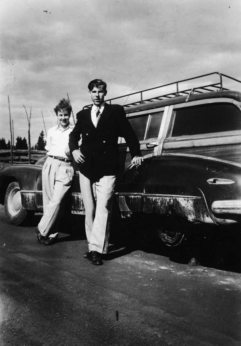 Ukjent, Bildet er tatt ved Frydenlund i Vallset ca. 1950. T. v ukjent og t. h Bjarne Frydenlund. Buick Station wagon 1948.