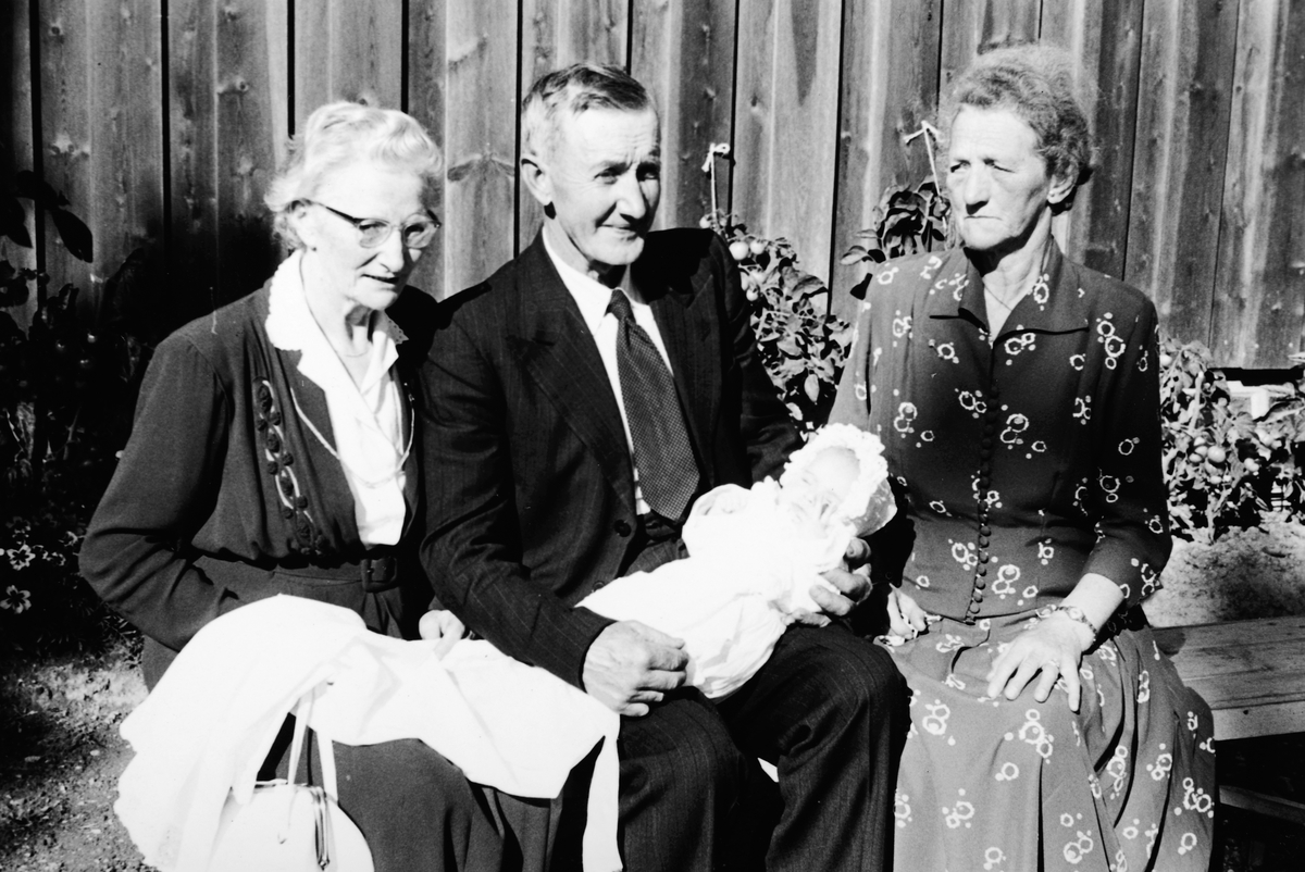 Ukjent, T. v. Landhandler Ottine Skogsrud ( f. 1887-d. 1965 ) på Tangen i 1961. De øvrige ukjente. Barnedåp. Flere opplysninger se boka "Handelssteder i Stange" skrevet av Jan Arne Berg, utgitt av Stange Historielag 2012