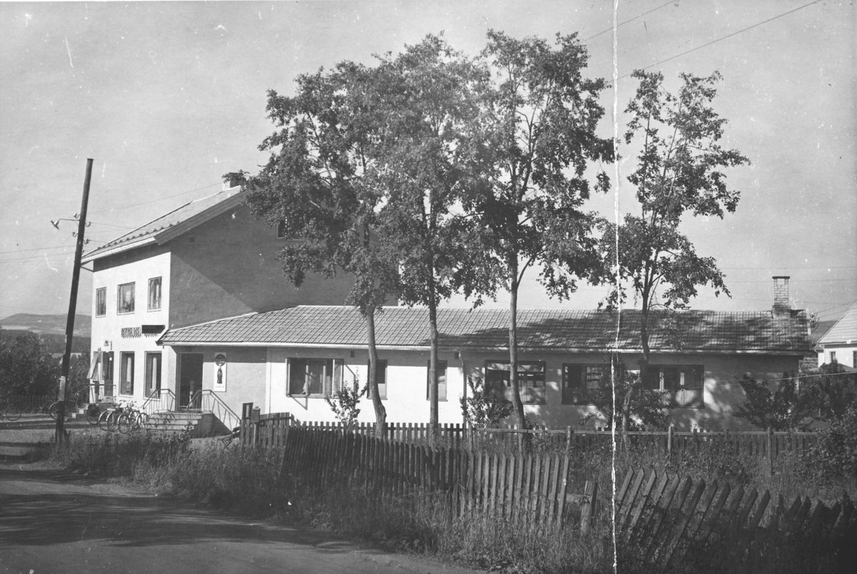 Ukjent, Bekkelagets Bakeri og Konditori. Veiberg i Bekkelaget. 1955-1956 Flere opplysninger se boka "Handelssteder i Stange" skrevet av Jan Arne Berg, utgitt av Stange Historielag 2012