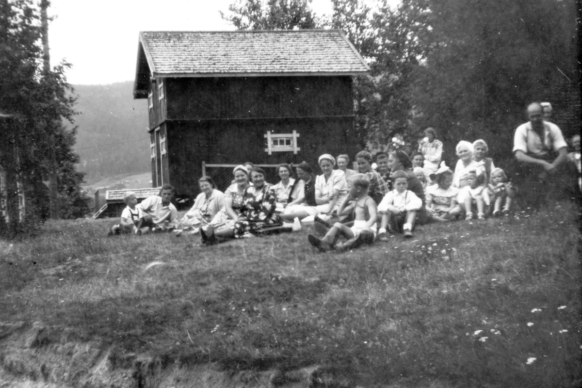 Ukjent, Espa Sykelpleieforening på tur til Hersjøvangen Espa. Stange. Ca. 1952.